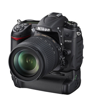 Nikon D7000 DSLR (Black) with AF-S 18-105mm VR Kit Lens