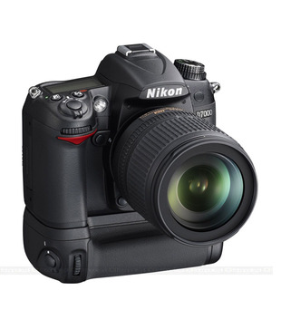Nikon D7000 DSLR (Black) with AF-S 18-105mm VR Kit Lens
